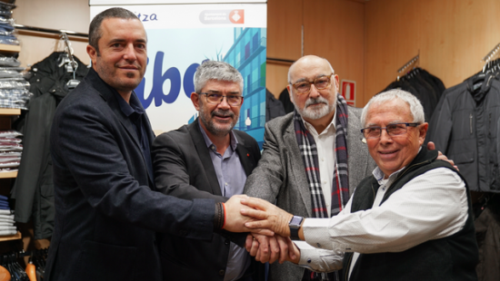 De izquierda a derecha, Salvador Vendrell, presidente de la Fundación Barcelona Comerç, el concejal Agustí Colom, el presidente de PImec Comerç, Álex Goñi, i el president de Sant Antoni Comerç Vicenç Gasca