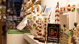 Distintivo "Unique Shops" en una de las tiendas de Barcelona.
