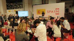 Els representants dels eixos i les associacions de comerciants han visitat el 4YFN dins el Mobile World Congress de Barcelona