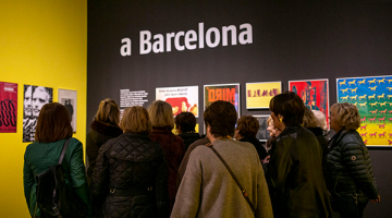 grup de dones visitant una exposició cultural d'art en un museu