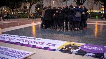grup de dones abraçant-se en una acció política-social a Plaça Catalunya organitzada per Novembre Feminista