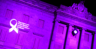 photography facade of the city hall with lilac light and phrase "Barcelona with the world day against breast cancer"