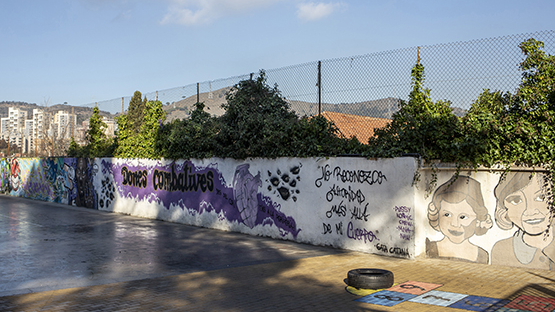 mural en el patio de una escuela con el título Mujeres Combativas