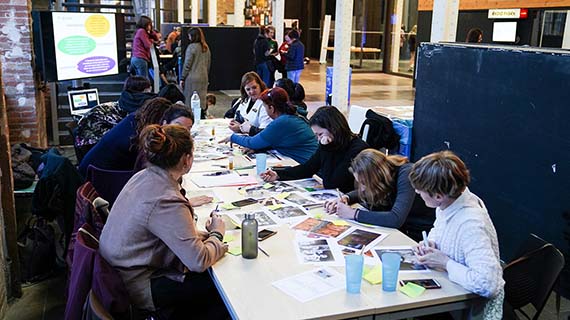 Tallers de lluita comunicativa: fanzín i “memetón”