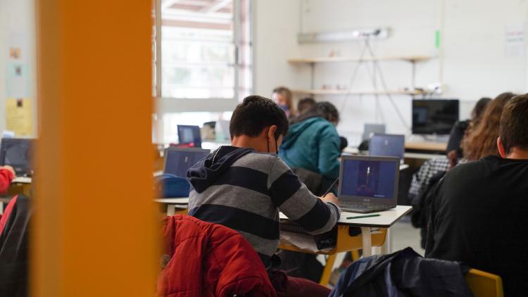 Alumnes utilitzant l'ordinador