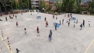 Nens i nenes jugant al pati de l'escola