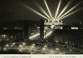 Vista nocturna de l'Exposició Internacional, Barcelona, 1929. Font: Arxiu Fotogràfic de Barcelona.Reg: bcn 000043