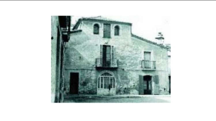 La masia de Can Gras, a la plaça de Santes Creus