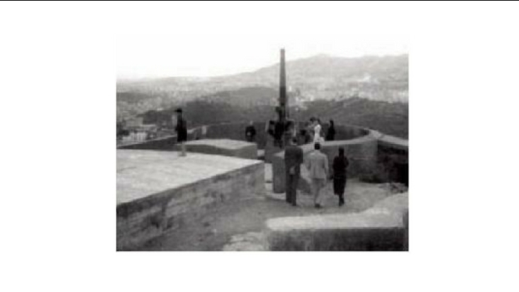 Canó Vicker del 10,5, dalt del turó de la Rovira, acabada la Guerra Civil