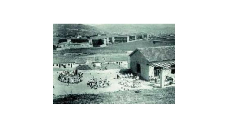 Imatge de l'escola amb l'institut mental al fons, poc temps després de la seva inauguració