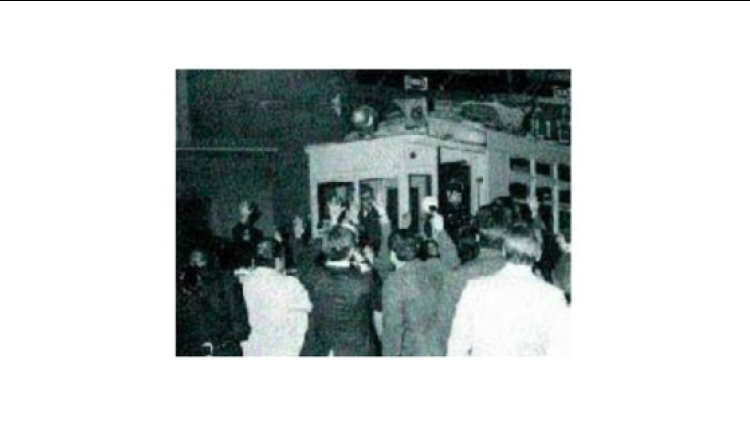 Un grupo de personas despiden a un coche de la línea 49, el 18 de marzo de 1971