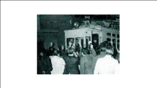 Un grupo de personas despiden a un coche de la línea 49, el 18 de marzo de 1971