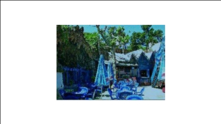 Adaptat fa més de trenta anys com a restaurant, encara manté part de l'entorn del passat.