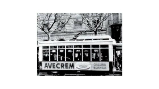 un tramvia, a partir de 1954, anunciant un nou producte de Gallina Blanca, el brou "AVECREM"