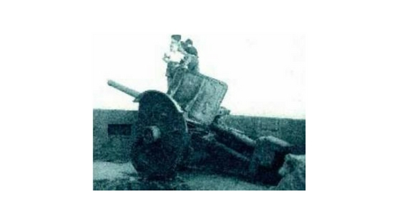 Un dels canons Vickers 105 de la posició del turó de la Rovira després de la Guerra Civil.