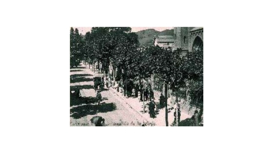 Sortida de missa de Sant Joan d'Horta, al carrer de Campoamor, l'any 1918.