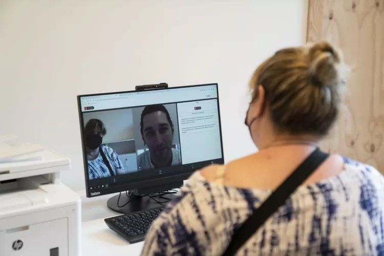 Ciutadà realitza un tràmit