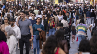 persones-passejant-pel-lateral-del-passeig