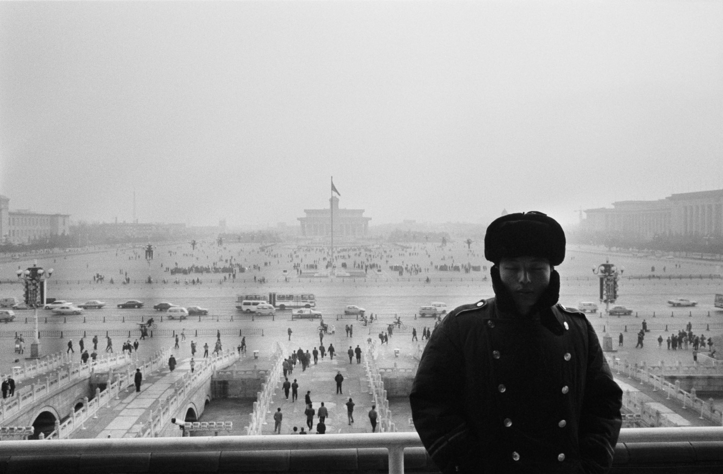 Fotografies de Pequín, 1993-2001. Un guàrdia a la Porta de la Pau Celestial, plaça de Tiananmen. 1993 © Ai Weiwei