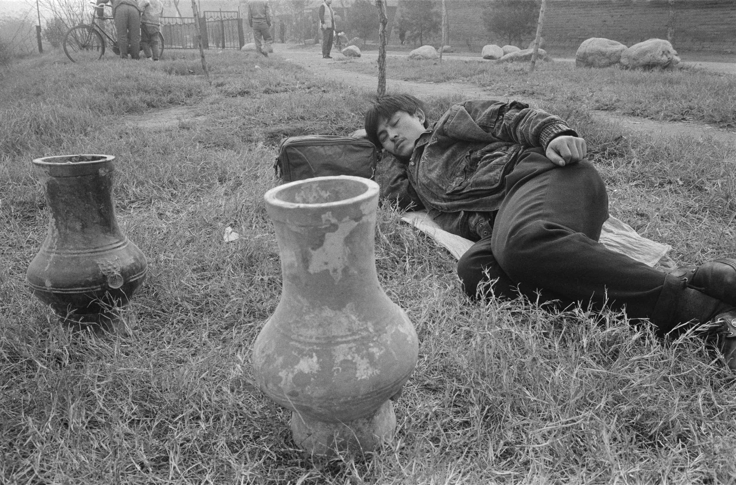 Fotografías de Pekín, 1993-2001. Urna de la dinastía Han en venta fuera de la muralla de la ciudad de Xi’an. 1995 © Ai Weiwei
