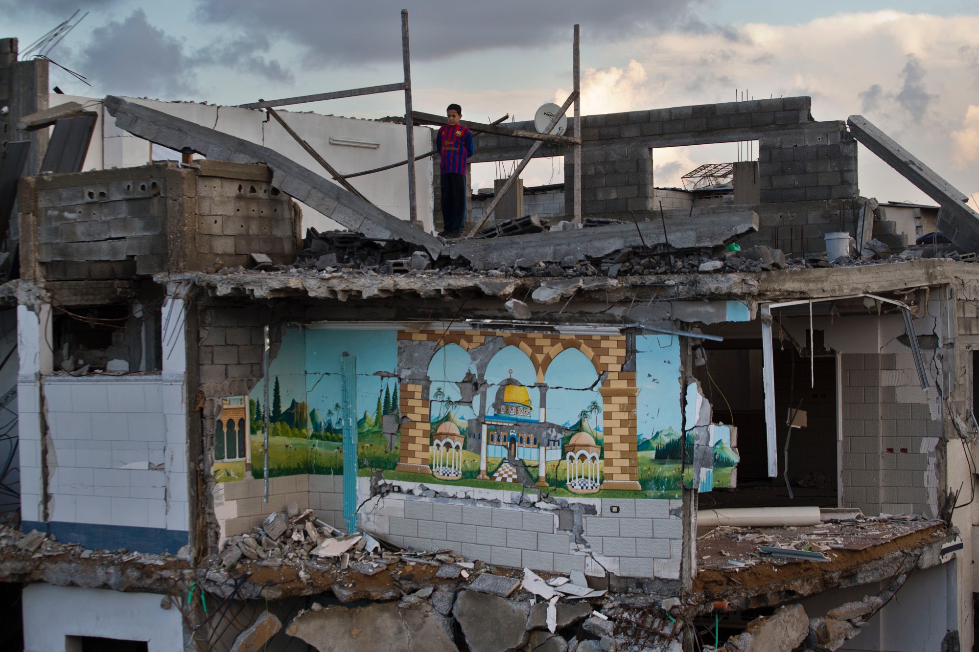 Bernat Armangué. Un nen palestí mira des del terrat d’una casa destruïda a la ciutat de Gaza. Diumenge, 25 de novembre de 2012 (Bernat Armangué/AP). De la sèrie Sobre palestins (esbossos), 2008-2013