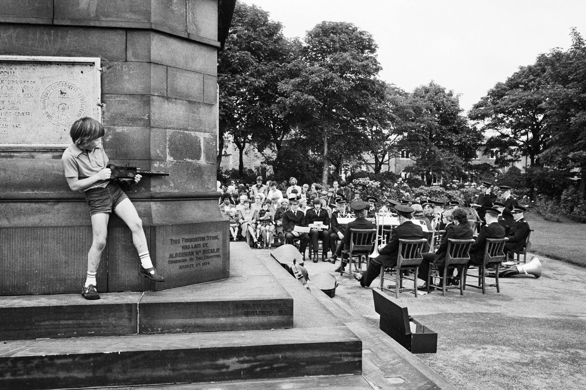 Martin Parr. Tres capelles de la zona es reuneixen per celebrar una cerimònia a l’aire lliure, 1975-1980 © Martin Parr / Magnum Photos 