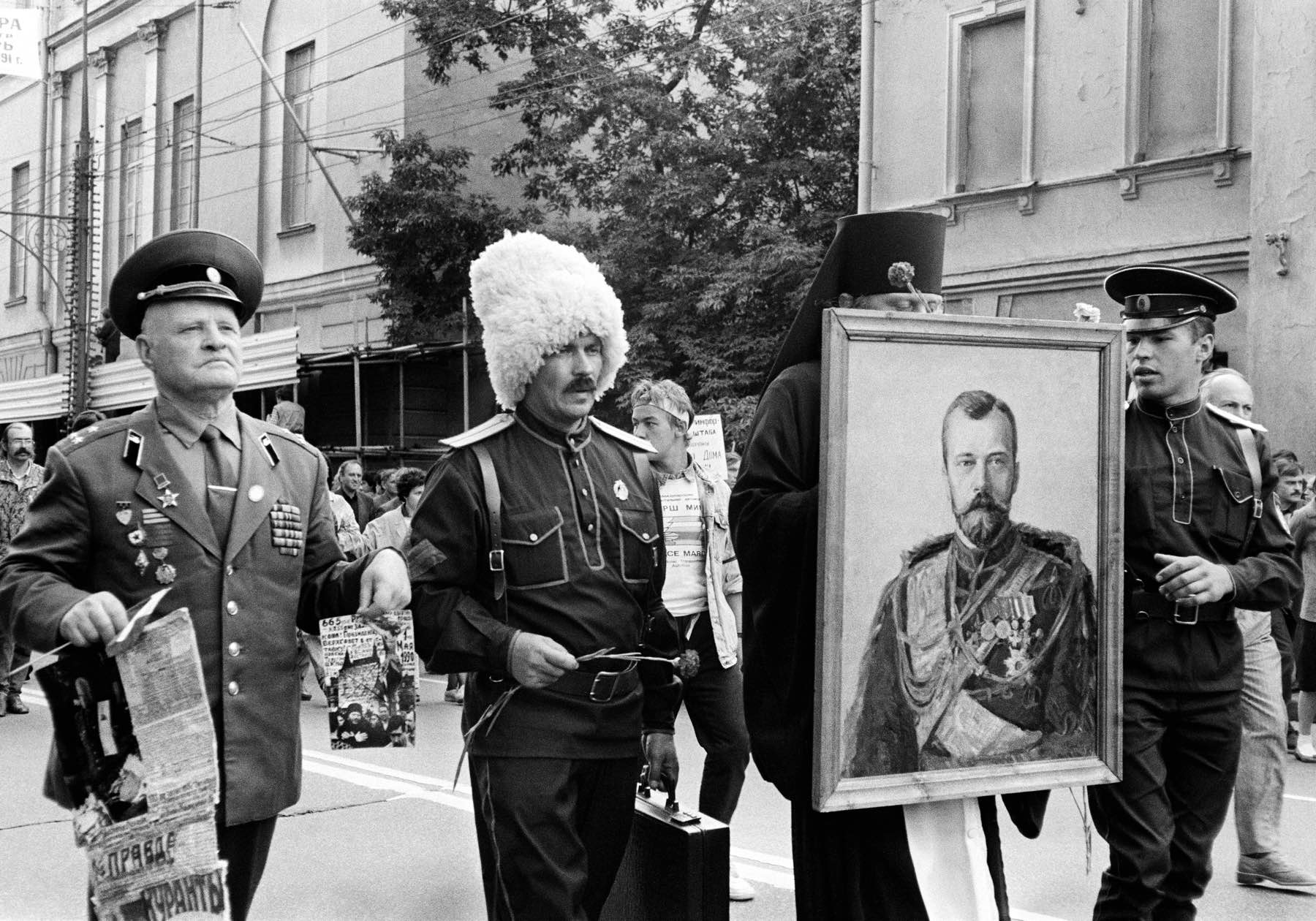 Moscou. Manifestació després del cop d’estat frustrat del 1991. Dos militars (un d’alta graduació), un cosac i un popa portant el retrat de l’últim tsar de Rússia, Nicolau II