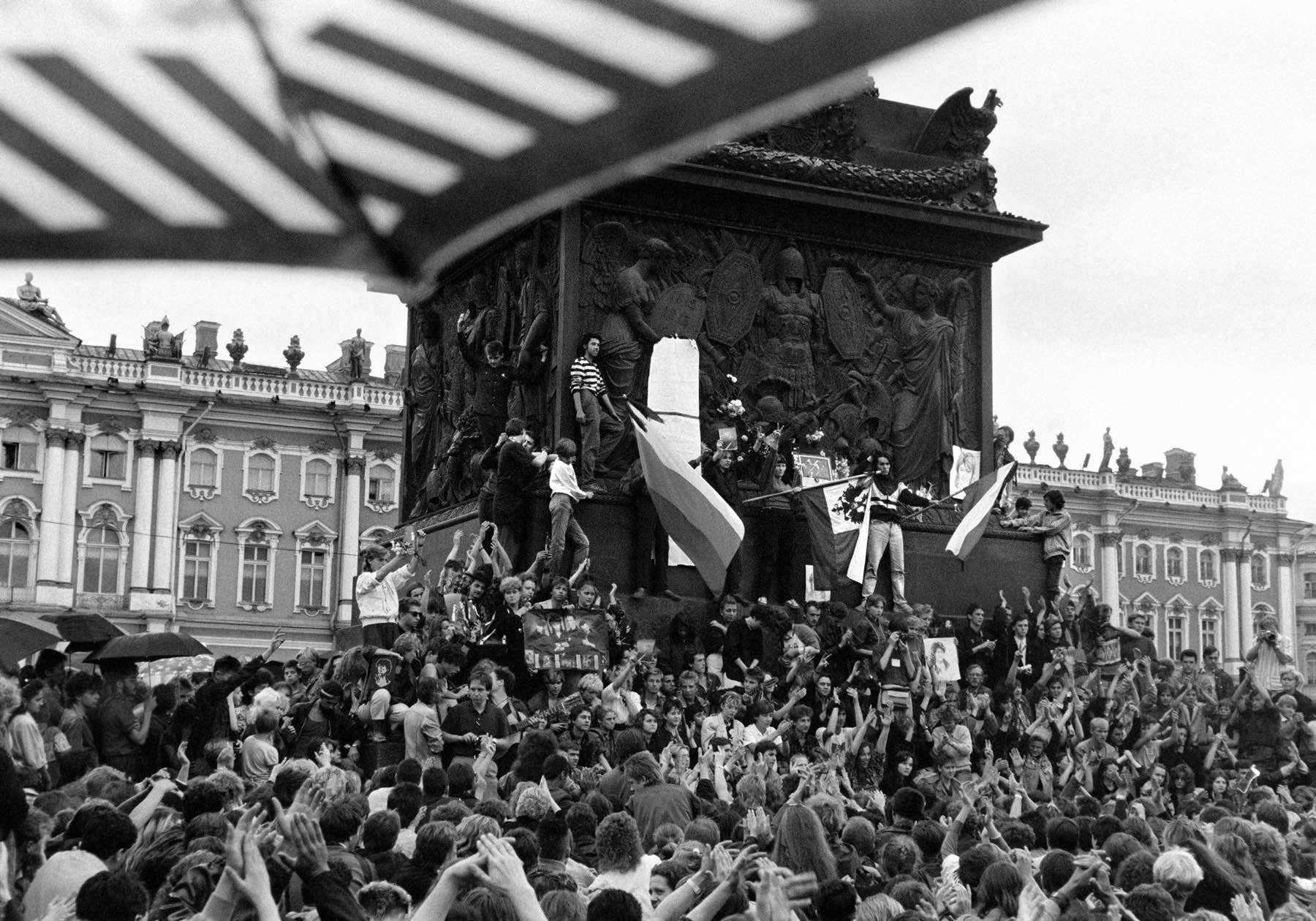 St Petersburg, 1990-1991. Rally in front of the Winter Palace