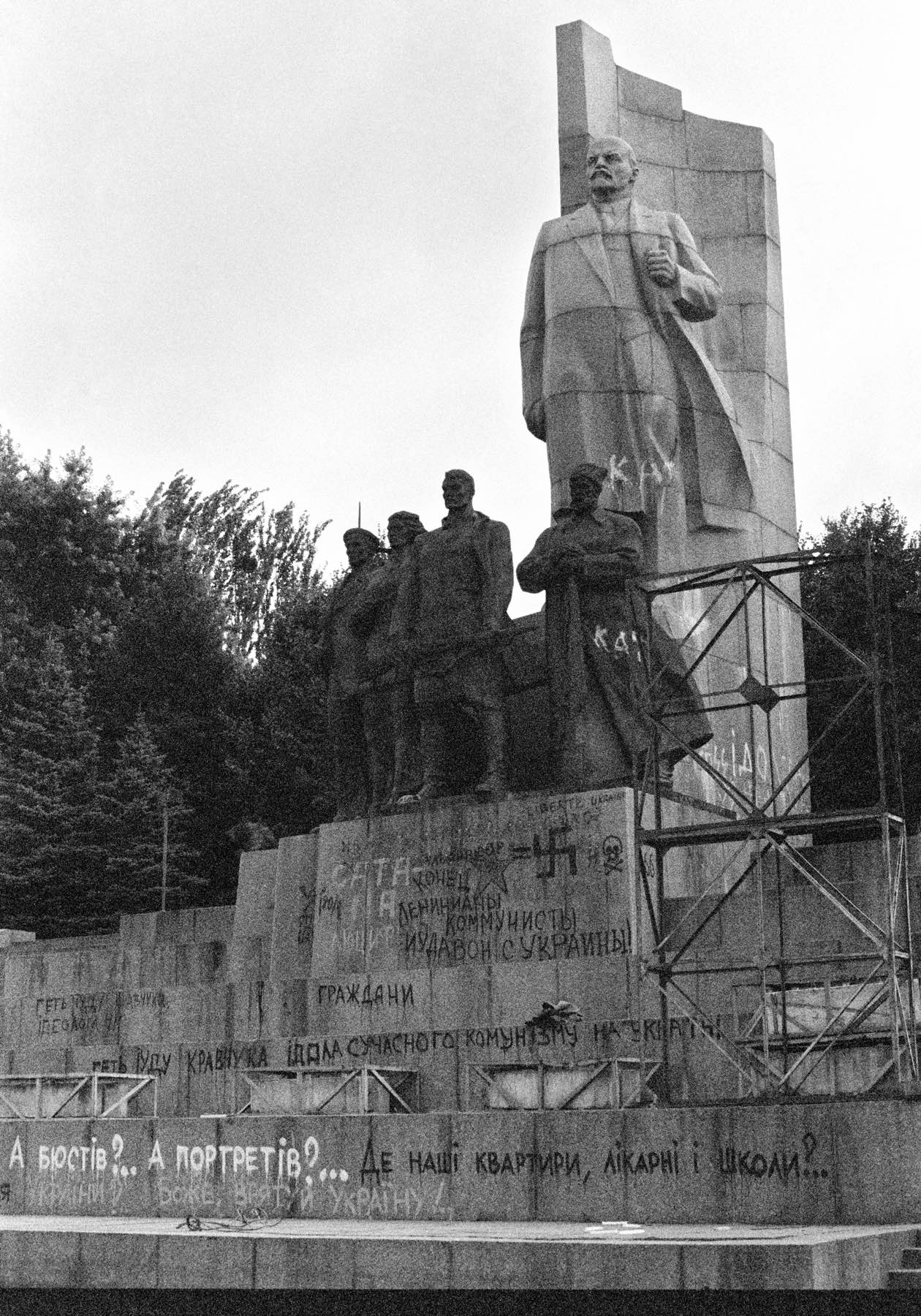 Ucraïna, 1991. Les inscripcions en el monument diuen: «Fi del leninisme» i «On són les nostres cases, els hospitals i les escoles?»