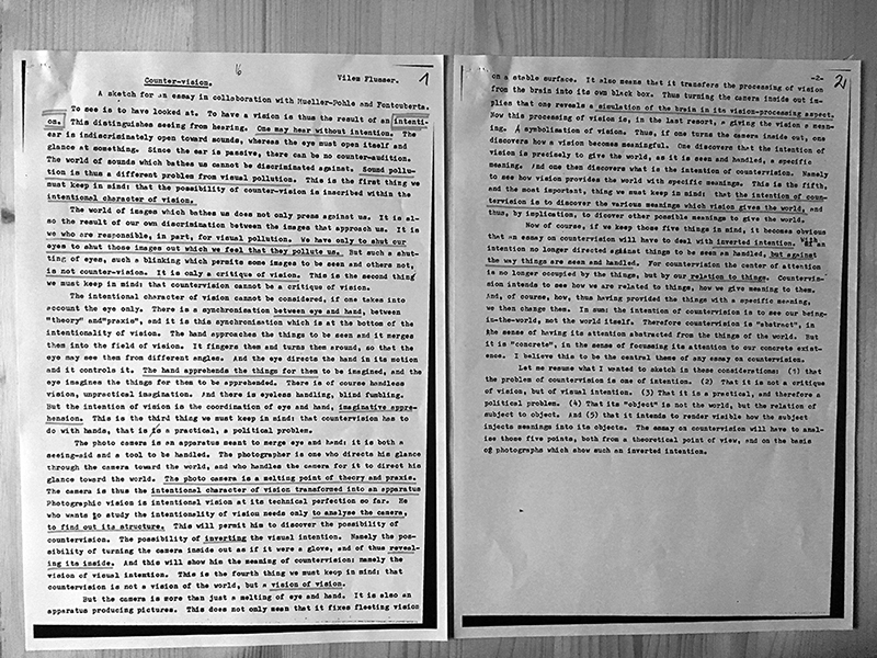 Fotografía del texto de Vilém Flusser, Counter-vision, de lectura realizada en las sesiones de discusión del Laboratorio contravisiones en Virreina LAB