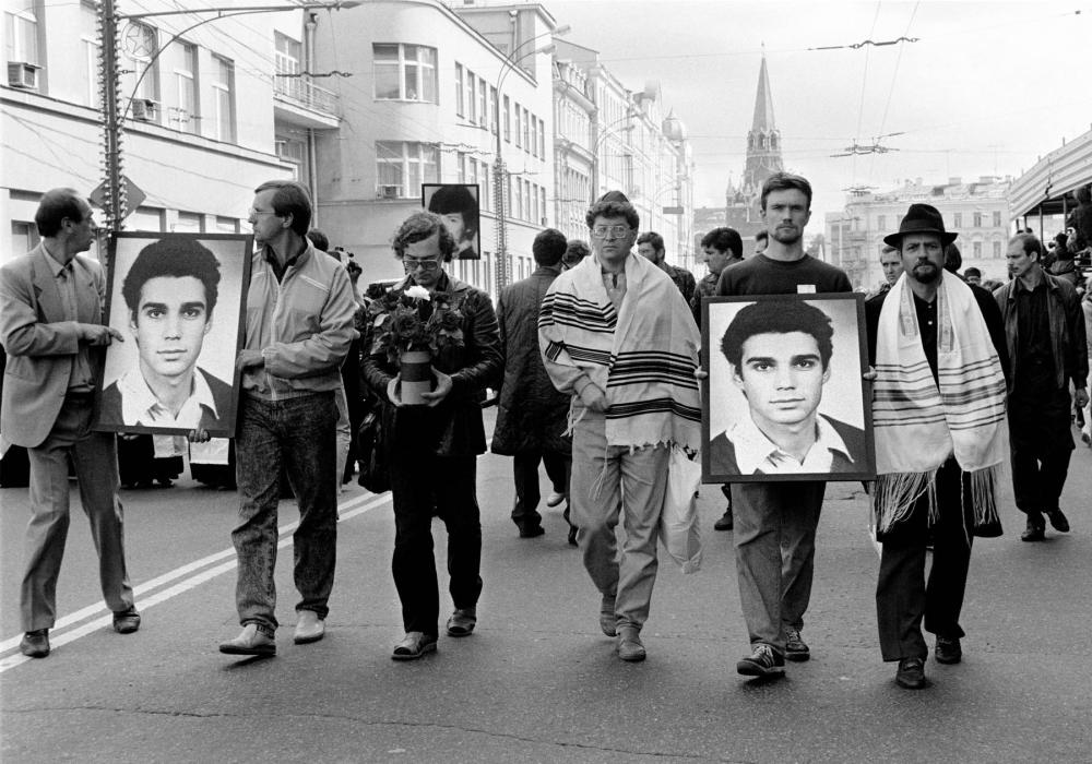 Moscou, 25.08.1991. De camí cap a la manifestació, portant retrats d’Ilia Kritxevski, abatut d’un tret cinc dies abans