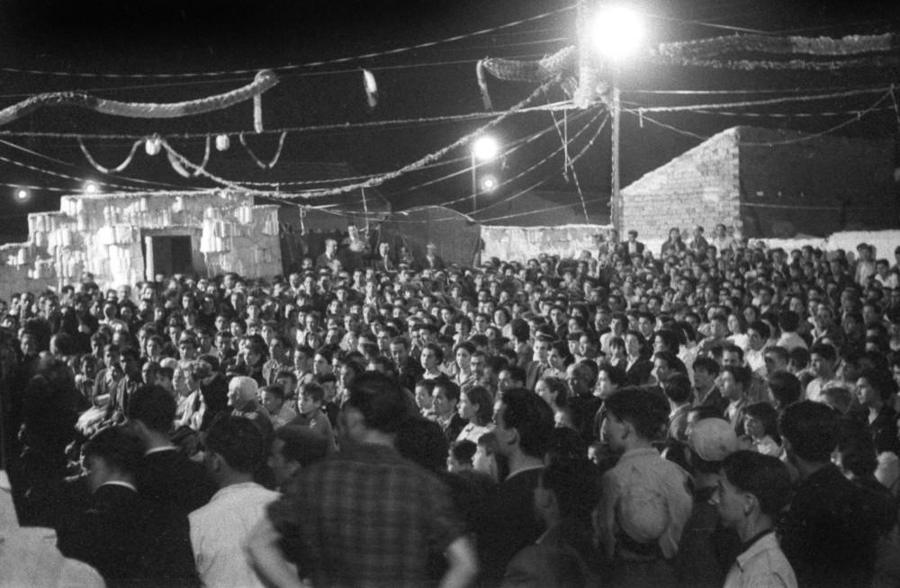 Martín Santos Yubero, inauguración del alumbrado en el Pozo del Tío Raimundo, Madrid, 1957. Archivo Regional de la Comunidad de Madrid. Fondo Cristóbal Portillo