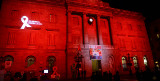 Photograph of the facade of the City Council in an act against AIDS