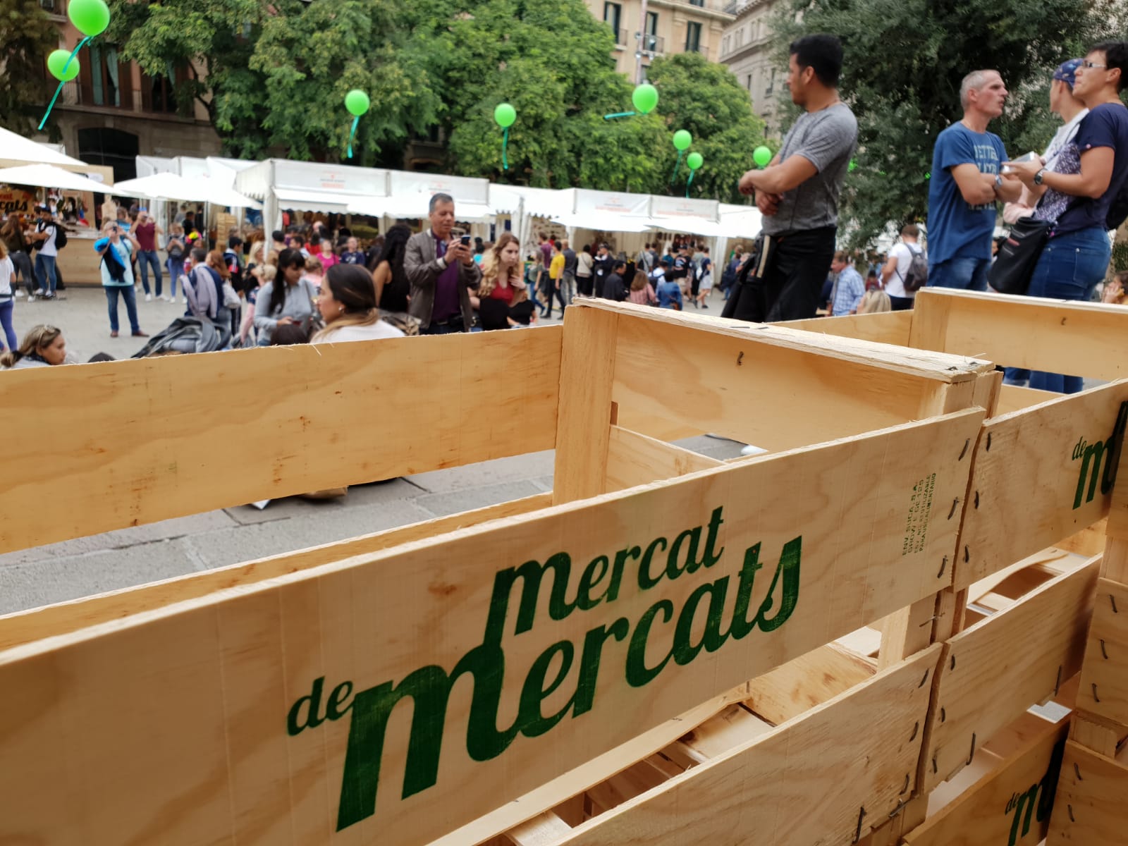 Els i les paradistes ofereixen els seus millors productes a Mercat de Mercats