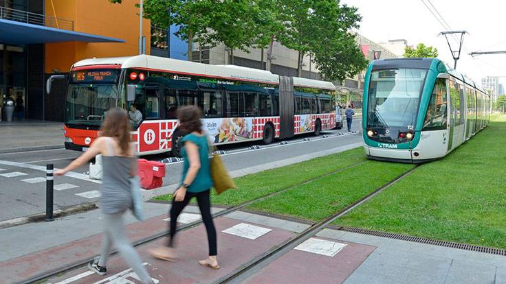 Pas de vianants, bus i tramvia