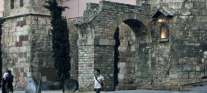 Reconstrucció d’una arcada de l’aqüeducte romà, a l’entrada al recinte murallat de Barcino, feta el 1958, segons projecte de J. de C. Serra-Ràfols i Adolf Florensa.