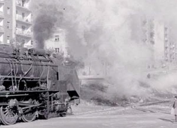 Locomotora línia del ferrocarril de Nord davant del barri de la Trinitat Nova, 1965. Fons Narcís Darder