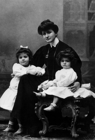 Alma Mahler i les seves filles Anna i Maria (1906). Fons: https://www.alma-mahler.at/