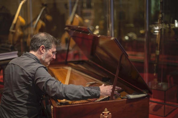 Jaume Barmona afinant el piano Bierstedt