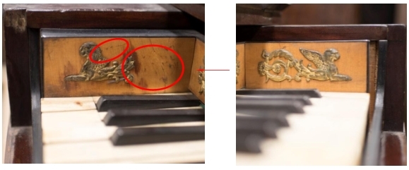 Pèrdua de part de la decoració de llautó en un dels laterals del teclat, piano MDMB 471