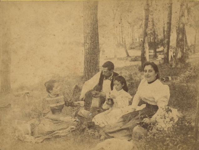 Tres persones en un picnic a Vallvidrera