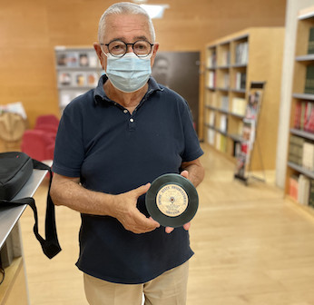 Andreu Suriol amb disc postal (Foto: S. Guasteví)