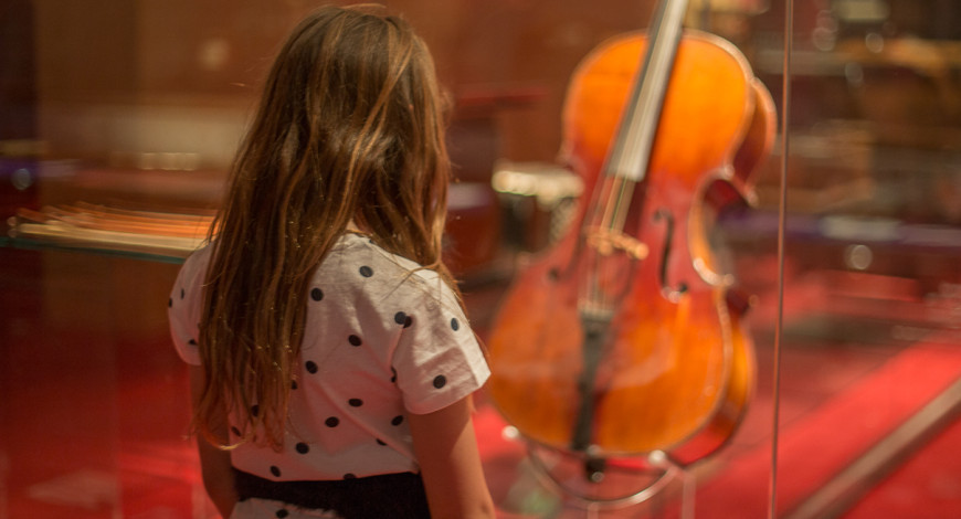 Nena mirant violoncel (Foto: S. Guasteví)