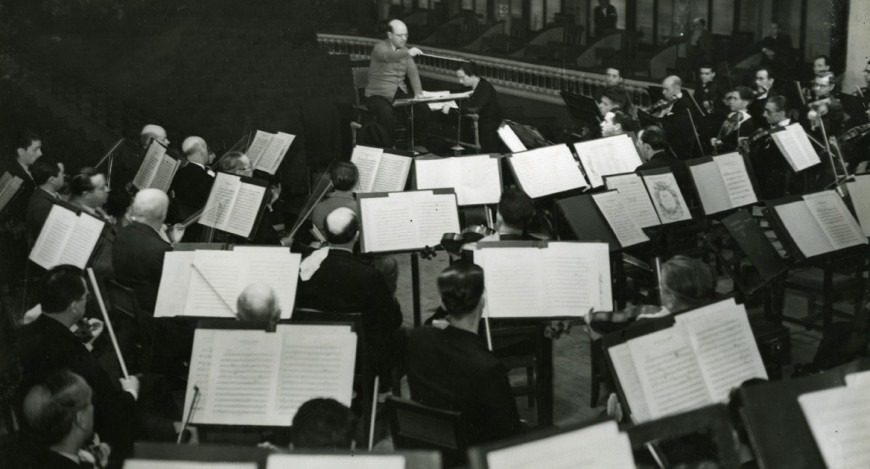 Pau Casals dirigint un assaig de l’Orquestra Pau Casals al Palau de la Música Catalana. Autor: Pérez de Rozas. 1934. Fons Pau Casals.  