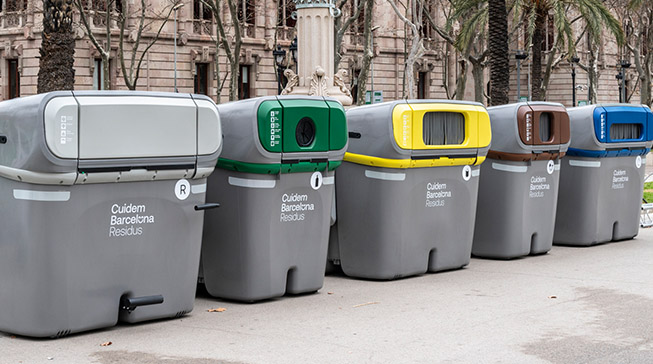 Bolsa de basura. bolsas de basura y papelera verde de reciclaje.  contenedores llenos de basura
