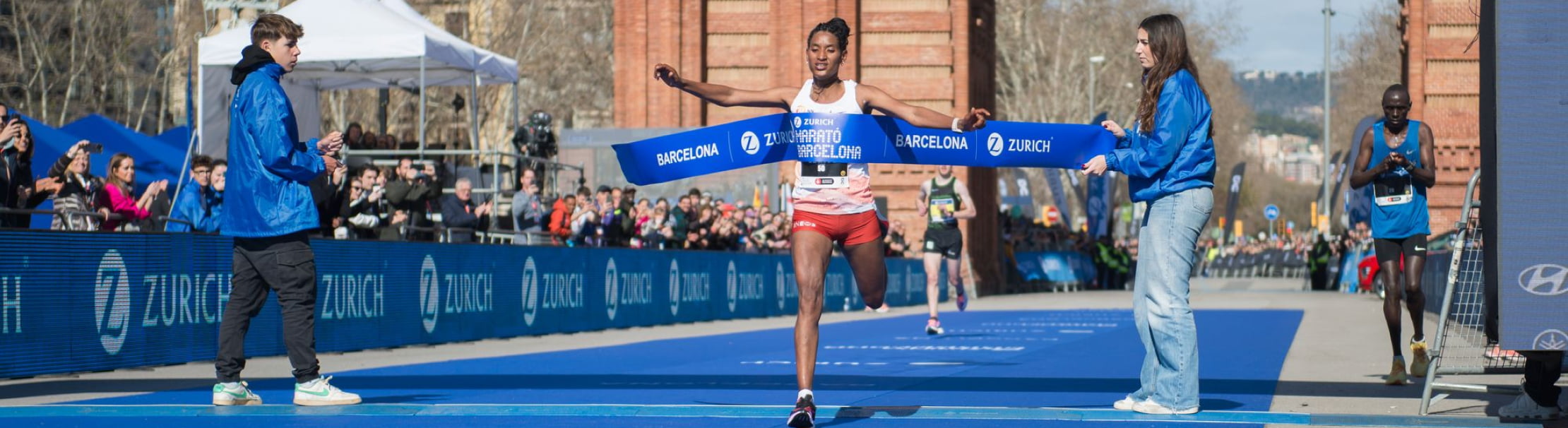 Degitu Azimeraw, guanyadora de la Marató de Barcelona, creuant la meta