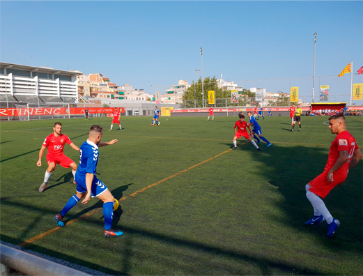 Partido de fútbol en un campo deportivo del Ayuntamiento