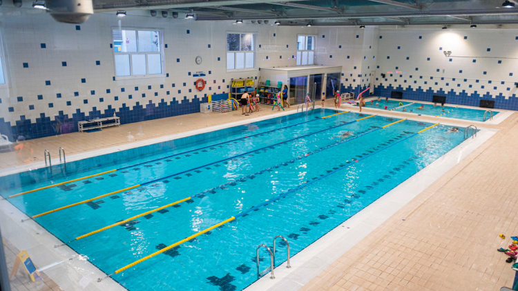 Pla general d’una piscina coberta