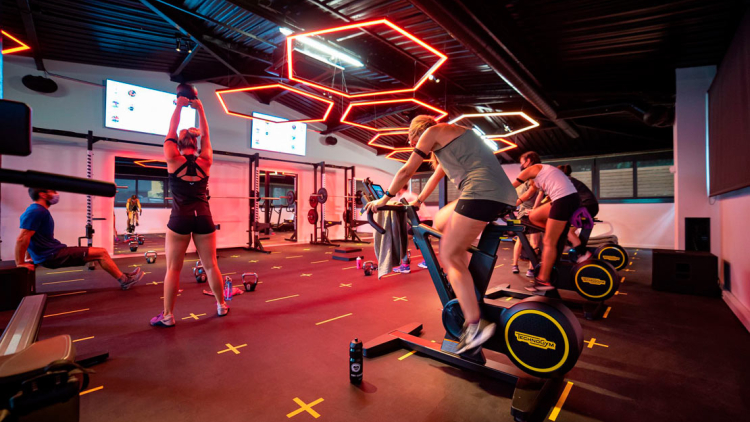 Gimnàs amb pesones entrenant