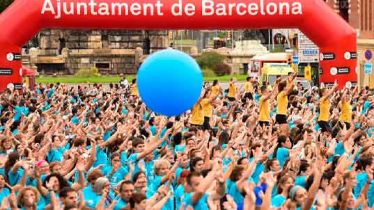 Gran quantitat de persones seguint una coreografia al carrer